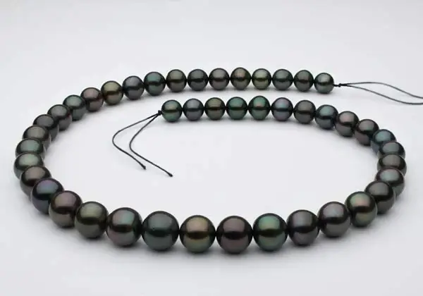 Tahitian pearls of various color overtones